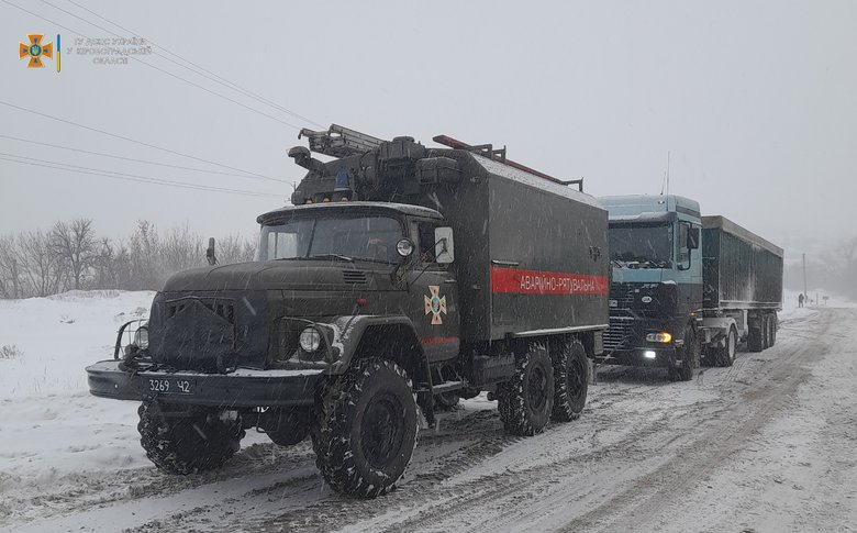 Рятувальники ліквідовують наслідки негоди на дорогах України 01