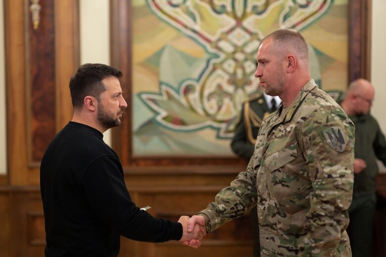 Зеленський вручив генеральські погони військовим і правоохоронцям 04