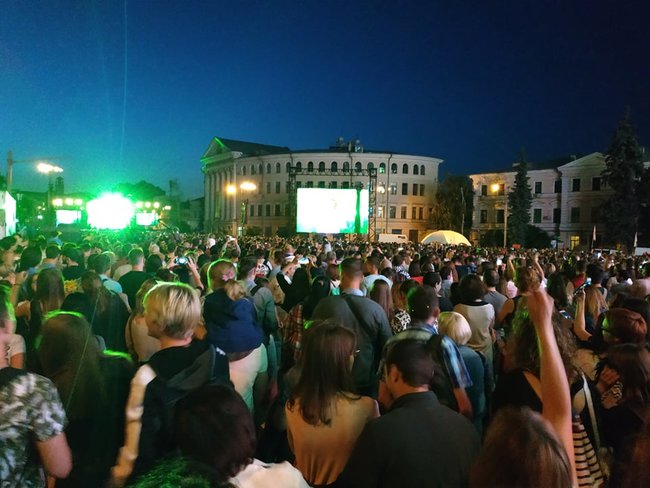 Концерт Вакарчука відбувається на Контрактовій площі в Києві 02