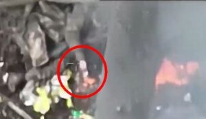 Окупант після прильоту дрона підкурює сигарету від охопленого вогнем тіла свого поплічника. ВIДЕО