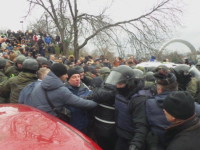 Protesters keep blocking police van with Saakashvili inside, construct barricade 14