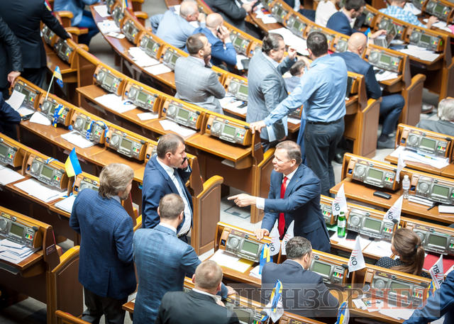 Ажіотаж у ложі Кабміну, запрошення Ляшка Новинському і Савченко, яка читає про націоналізм: як минув робочий день у Раді 06 Ажіотаж у ложі Кабміну, запрошення Ляшка Новинському і Савченко, яка читає про націоналізм: як минув робочий день у Раді 06