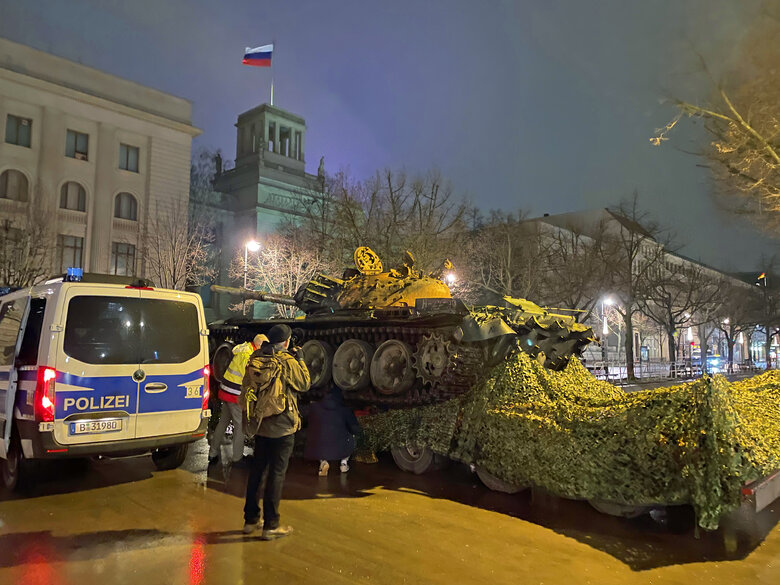 Перед посольством РФ у Берліні встановили підбитий російський танк Т-72 01