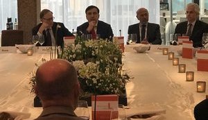 "Тут точно дадуть доїсти до кінця". Саакашвілі опублікував фото з підсумкового обіду Мюнхенської конференції. ФОТО