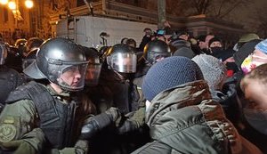 Геращенко о протестах на Банковой: Специально не давали полиции дубинки и слезоточивый газ, чтобы не допустить насилия