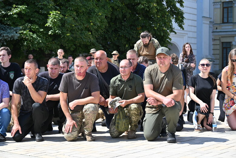 Із загиблим сержантом 68-ї ОЄБр Антоном Усовським попрощалися у Михайлівському Соборі 45