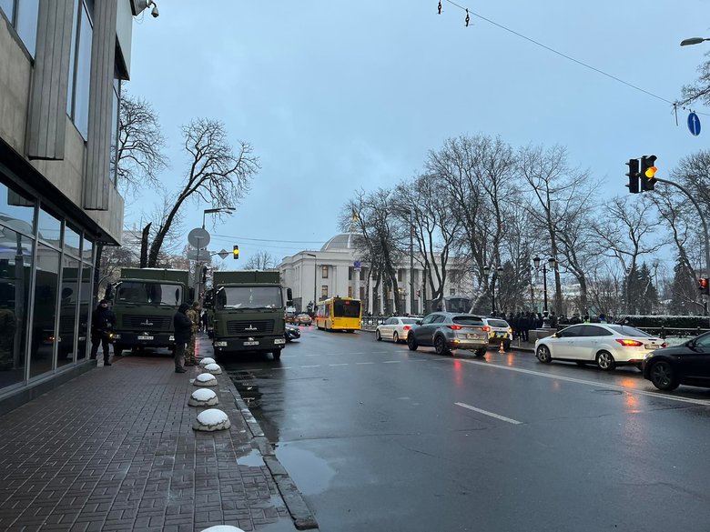 Сьогодні Рада заслухає послання Зеленського. Парламент під посиленою охороною поліції та Нацгвардії 07 Сьогодні Рада заслухає послання Зеленського. Парламент під посиленою охороною поліції та Нацгвардії 07