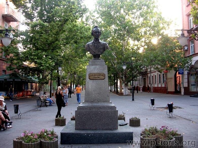 Окупанти, тікаючи з Херсона, вкрали пам’ятники Суворову та Ушакову 01
