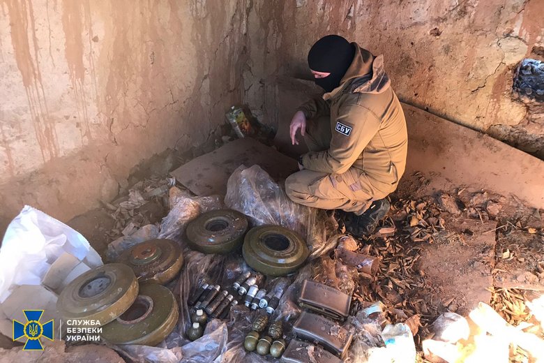 СБУ обнаружила в Луганской области вражеский тайник с противотанковыми минами, предназначавшимися для подрыва украинской техники 02