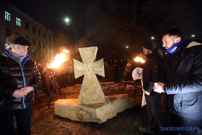 Памятник Героям Крут у Києві встановили у місці, звідки 100 років тому студенти і гімназисти вирушали на бій 10 Памятник Героям Крут у Києві встановили у місці, звідки 100 років тому студенти і гімназисти вирушали на бій 10