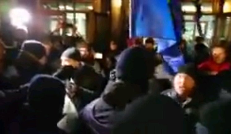 Около 20 активистов пытались сорвать концерт Потапа и Насти в Киеве. ВИДЕО