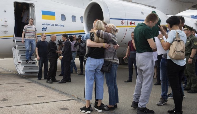 Families reunite in Russia-Ukraine prisoner exchange