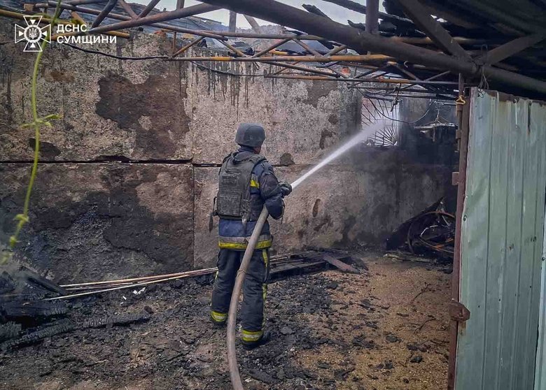 Після удару БпЛА по складському приміщенню російські війська завдали повторного удару поруч із пожежною технікою