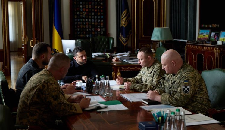 Зеленський провів нараду із Драпатим та Хмарою щодо фронту: Готують кадрові рішення у ЗСУ. ФОТО