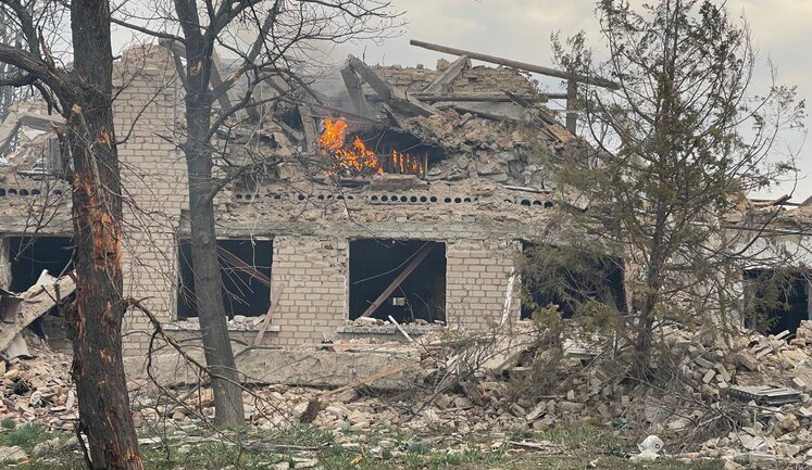 Росіяни з РСЗВ атакували Новорайськ на Херсонщині: поранено чоловіка, пошкоджено будинки й автівки. ФОТОрепортаж
