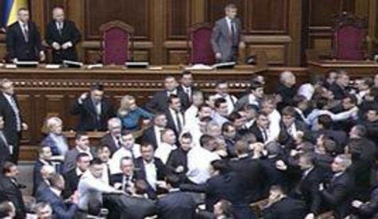 В Верховной Раде вспыхнула потасовка: "Свобода" против ПР и КПУ. ВИДЕО