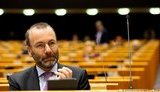 Заморозити рахунки олігархів і відключити РФ від SWIFT, - глава фракції ЄНП у Європарламенті Вебер запропонував відповісти на агресію Кремля
