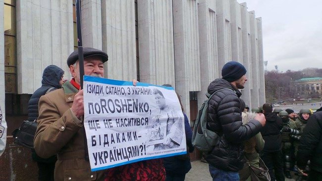 Protesters keep blocking police van with Saakashvili inside, construct barricade 09