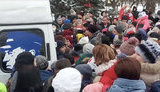 "Детей подавили!", - жители Курска дважды за неделю устроили столпотворение ради бесплатных конфет от Жириновского. ВИДЕО