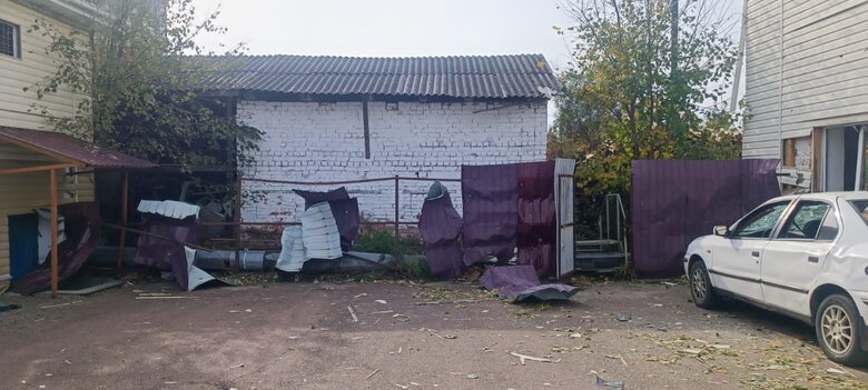 Наслідки обстрілів Сумщини: Пошкоджено будинки, авто та вікно в дитсадку 03