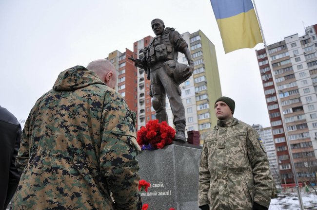 Учасники АТО та мешканці Києва поклали на Троєщині квіти до памятника Воїну-добровольцю 06