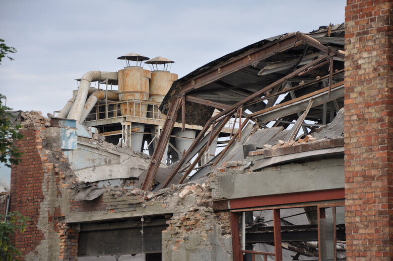 Наслідки ракетного обстрілу ДВРЗ у Києві 13