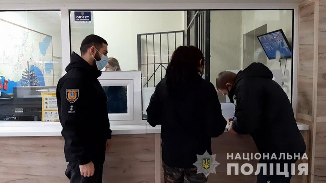 У центрі Одеси 19-річна дівчина вдарила чоловіка ножем у груди 01