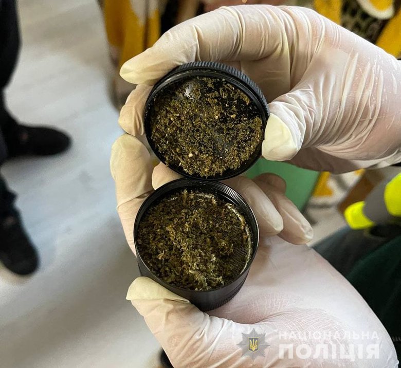 Підкладали наркотики в посилку і вимагали гроші: в Києві затримали банду, що складається з таксистів і псевдополіцейських 03