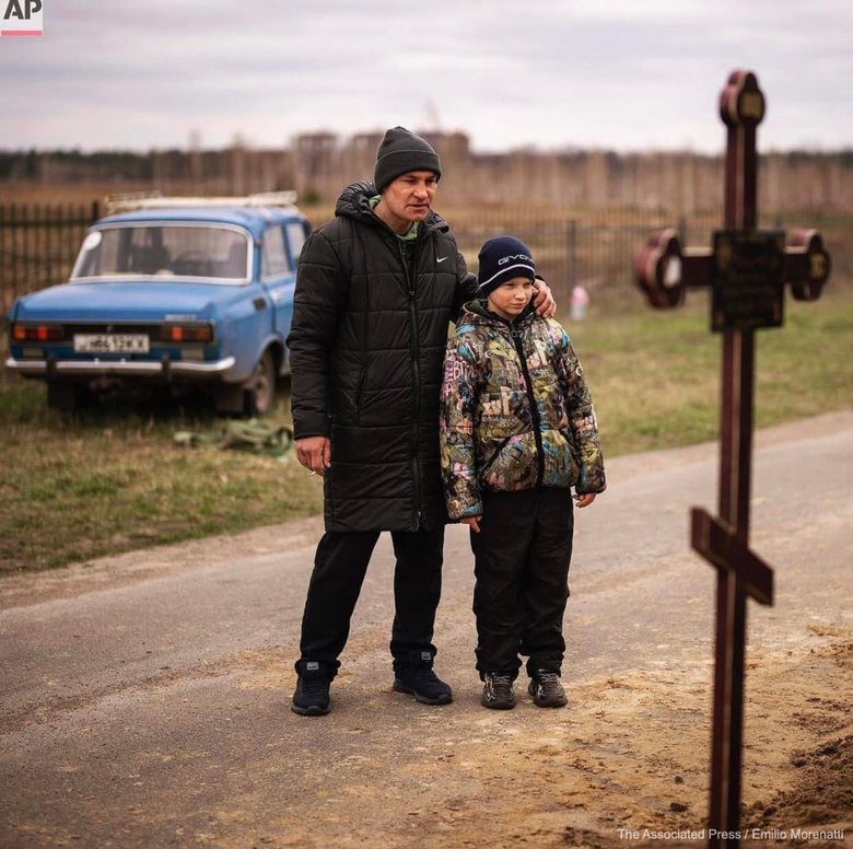 10-летний Вова на похоронах своей мамы Марины, убитой российскими оккупантами в Буче 04
