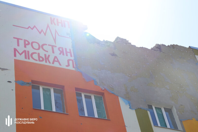 ДБР встановило військовослужбовців РФ, які з танків розстрілювали лікарню в Тростянці 01