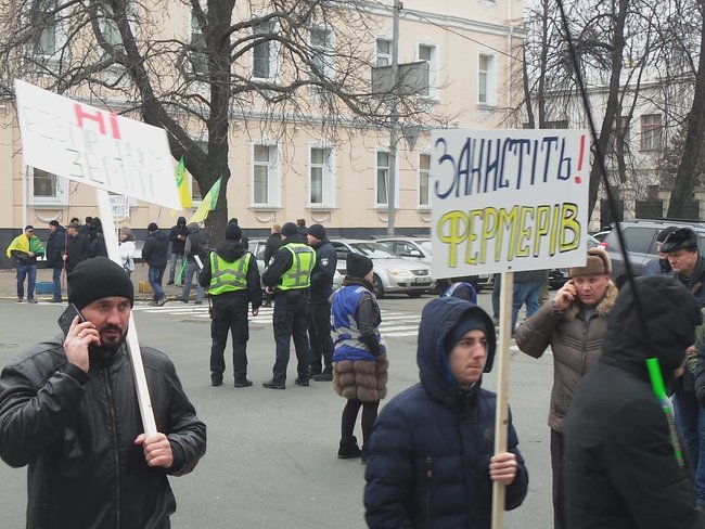 Вимагаємо референдум, - мітингувальники проти ринку землі перекрили кілька вулиць біля Верховної Ради 04