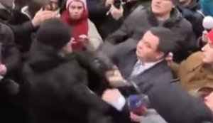"Громадяни, схаменіться!", - Аброськін про напад мітингувальників на главу поліції Київської області Ценова. ВIДЕО