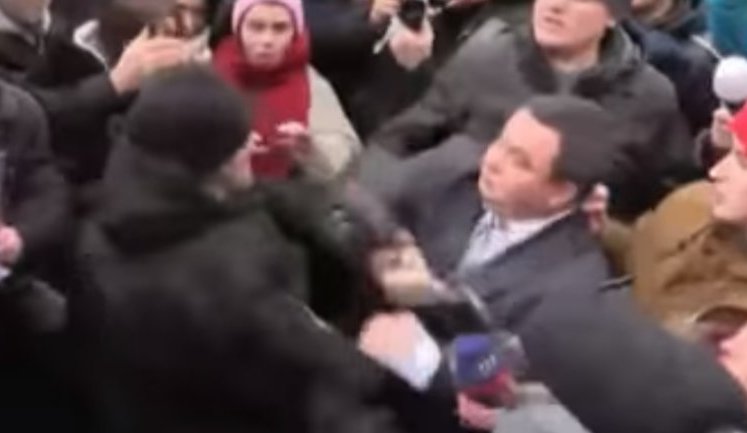 "Громадяни, схаменіться!", - Аброськін про напад мітингувальників на главу поліції Київської області Ценова. ВIДЕО