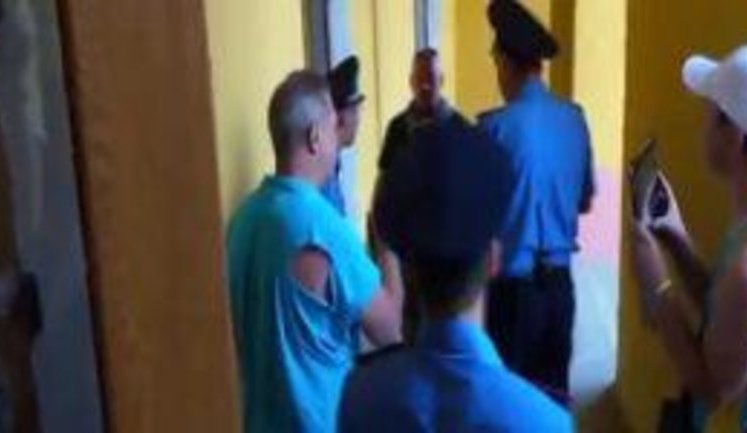 "Ты коммунист-путинец!" - милиция еле сдержала одесситов от самосуда над водителем автомобиля с георгиевской лентой. ВИДЕО
