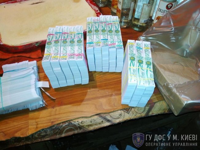 Незаконная продажа фальсифицированной водки, изготовленной в подпольном цехе, остановлена в Киеве, - ГФС 03