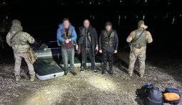 Прикордонники затримали трьох чоловіків, які пливли до Молдови