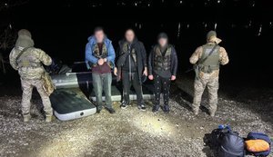 На надувних матрацах через Дністер: прикордонники затримали трьох чоловіків, які пливли до Молдови. ВІДЕО+ФОТОрепортаж