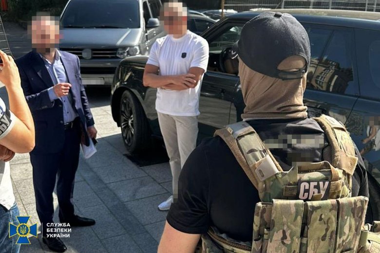 чиновник ГФС создал конвертцентр