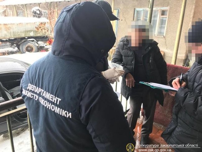 Чиновник ЖКХ задержан при получении $8 тысяч взятки на Закарпатье, - прокуратура 01