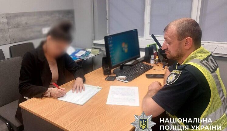 Слухала російську музику в День жалоби у Києві: жінку притягнуто до адміністративної відповідальності. ФОТО