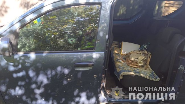 На Днепропетровщине мужчина бросил перед автомобилем соседей взрывной предмет, пострадал водитель, - Нацполиция 01