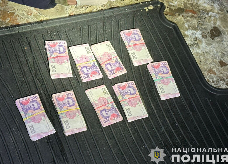 Поліція затримала на Чернігівщині адвокатку на хабарі у 200 000 гривень за статус непридатності до військової служби 03