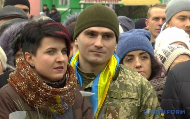 Освобожденного из плена киборга Морозова торжественно встретили на Сумщине 04