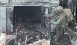 боец простреливает погреб во время зачистки