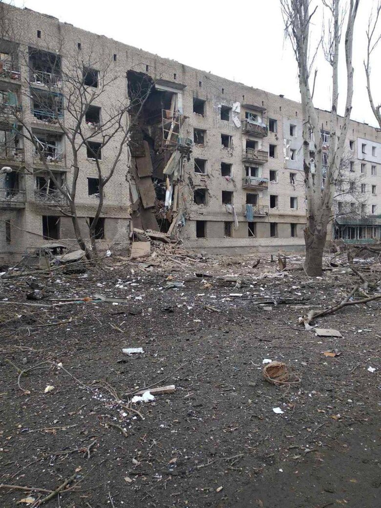 Війська РФ ударили КАБами по Оріхову, зруйновано цілий під’їзд 01