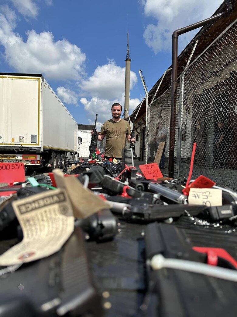 Поліція Маямі передала Україні 101 одиницю конфіскованої в США стрілецької зброї, - нардеп Заблоцький 04