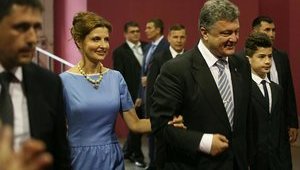 Выставка черных "Мерседесов", праздничные столы и улыбающиеся "регионалы", - вечеринка по случаю инаугурации Порошенко. ФОТОрепортаж+ВИДЕО