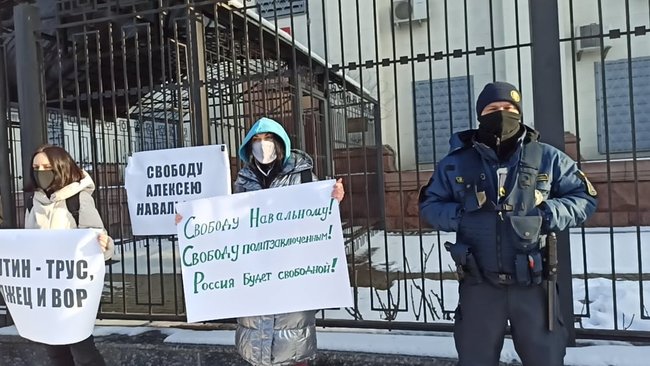 Путин боится Навального, - под посольство РФ в Киеве принесли трусы и туалетный ершик 07