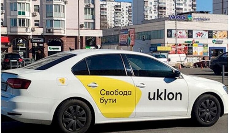 В Киевской области водитель Uklon высадила семью погибшего военного посреди трассы после просьбы разговаривать на украинском