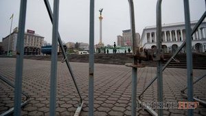 Гулять на Майдане уже нельзя - забор под охраной "Беркута" начинается сразу у выхода из метро